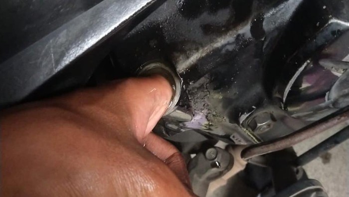 Array,Duh! Jari Pria Ini Nyangkut Waktu Ngecek Oli Motor, Akhirnya Ditolong Damkar