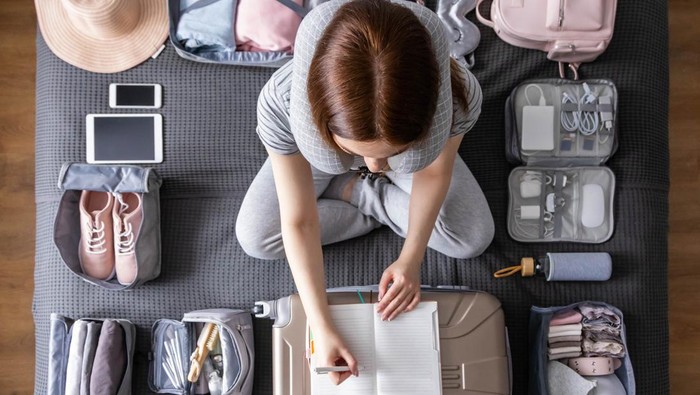 Tips Liburan: Cara Packing Rapi dan Nggak Berujung Repot Sendiri, 1. Rencanakan Outfit Sejak Jauh Hari, 2. Match and Mix Outfit, 3. Bawa Pakaian dengan Warna Netral, 4. Bawa Sedikit Perhiasan, 5. Kurangi Bawa Sepatu, 6. Bawa Aksesoris Serbaguna: Syal, Topi, 7. Gunakan Tas Organizer, 8. Packing Beberapa Hari Sebelum Keberangkatan