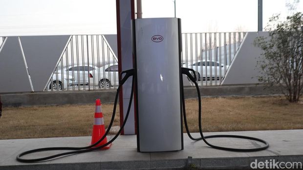 Array,BYD Punya SPKLU Super Ngebut: Cas 5 Menit, Mobil Bisa Jalan 400 Km!