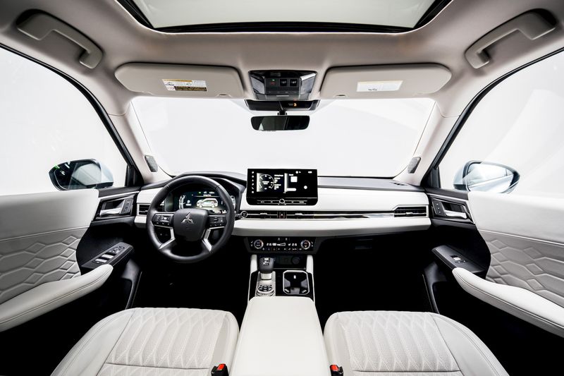 Array,Mitsubishi Outlander PHEV 2026 Meluncur, Apa yang Baru?