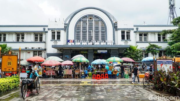 7 Cara Menikmati Hari Valentine Bersama Si Dia di Indonesia, 1. Bali - Wisata Romantis, 2. Yogyakarta - Wisata Budaya dan Sejarah, 3. Train Date, 4. Belitung - Surga Tersembunyi, 5. Jakarta - Valentine Ala Urban, 6. Plesir Romantis ke Pegunungan Indonesia, 7. Sumba - Wisata Alam dan Budaya Eksotis