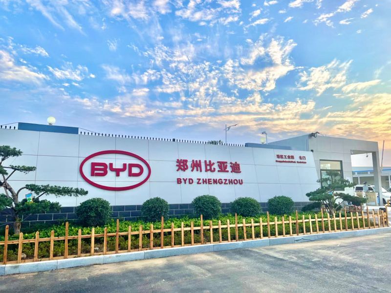 Array,Dunia Pontang-panting Bersaing dengan Mobil Listrik China