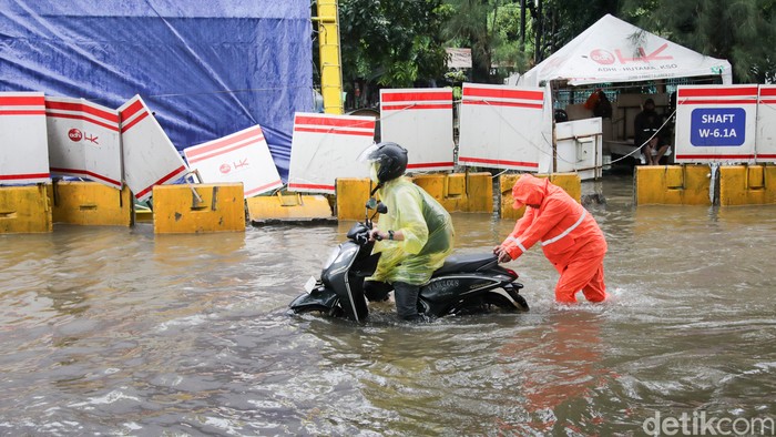 Array,Jangan Sampai Turun Mesin! Cek Cara Selamatkan Motor Kena Banjir
