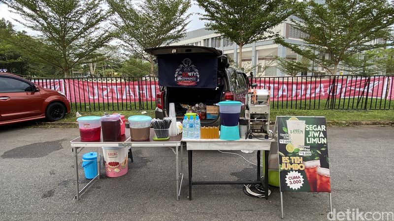 Array,Bazaar Bagasi di Daihatsu Kumpul Sahabat Pontianak, Jualan dari Pintu Belakang Mobil