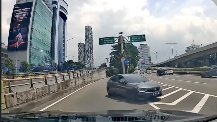 Array,Viral Mobil Lawan Arah Masuk Tol Lewat Pintu Keluar