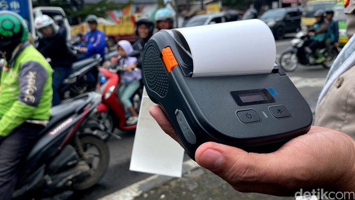 Array,Awas Kena Jepret, Polisi Pakai Alat Ini buat Tilang Pengendara Nakal