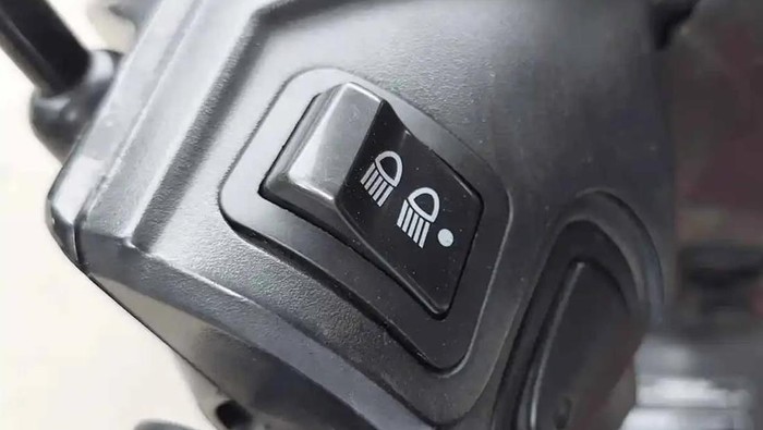 Kenali 5 Penyebab Saklar Motor Tidak Berfungsi, 1. Saklar Kotor dan Berdebu, 2. Komponen Internal Aus, 3. Kontak Saklar Berkarat, 4. Masalah Kabel Kelistrikan, 5. Modifikasi Kelistrikan Tidak Sesuai Standar