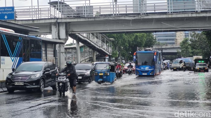Array,Rute TransJakarta yang Dialihkan hingga Berhenti Operasi Imbas Banjir