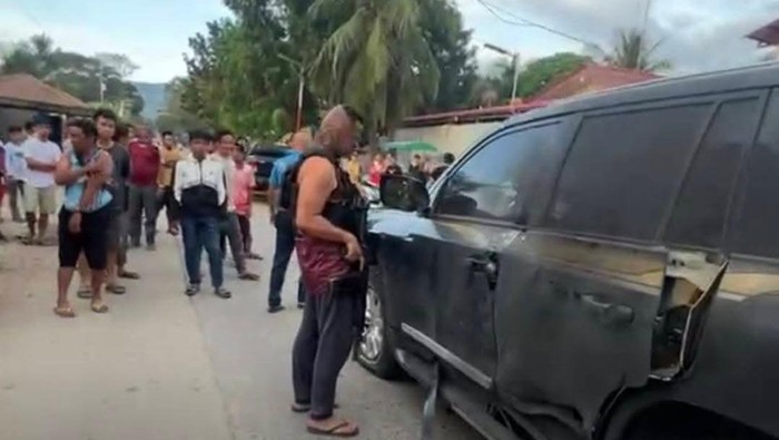 Array,Ngeri! Land Cruiser Wali Kota di Filipina Ditembaki RPG