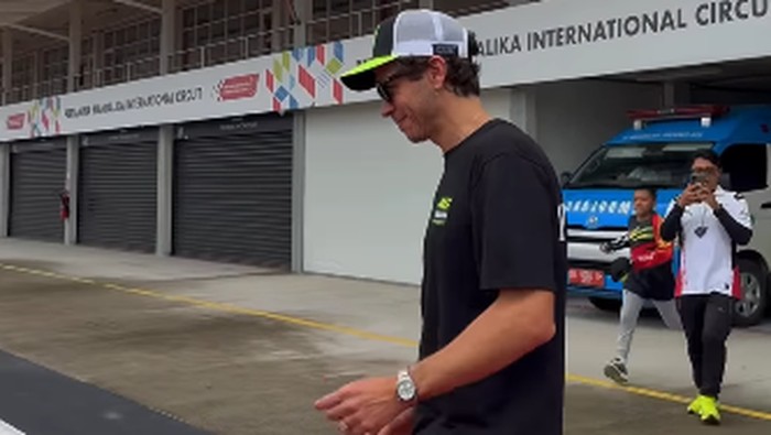 Array,Rossi di Mandalika Dikomentari Warganet: Baju Yamaha, Jajal Mobil Honda, Tim Ducati