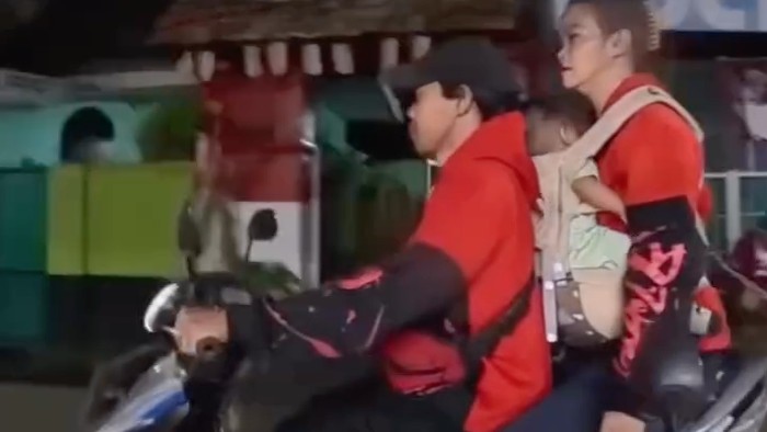 Array,Pasutri Ngerokok di Motor sambil Bawa Bayi-Ditegur Ngamuk, Endingnya Begini