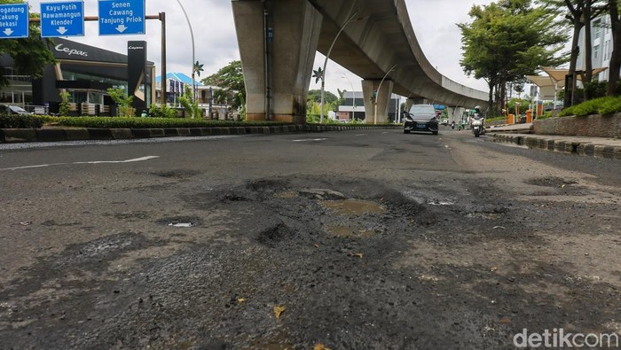 Array,Jalan Berlubang Bikin Celaka, Ada yang Meninggal Dunia
