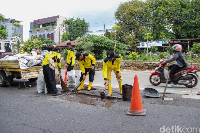 Array,Laporkan Jalanan Rusak ke Sini