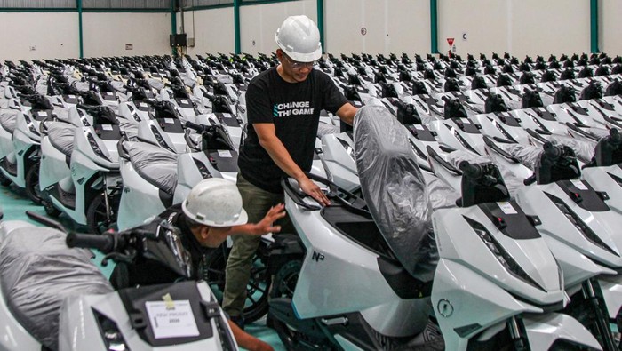 Array,Penjualan Motor Listrik 2025 Turun? Alva Klaim Justru Sebaliknya