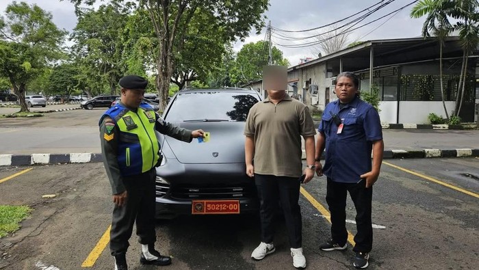 Array,Duh! Mobil Mewah Porsche Terciduk Pakai Pelat Dinas Palsu, Biar Apa Sih?