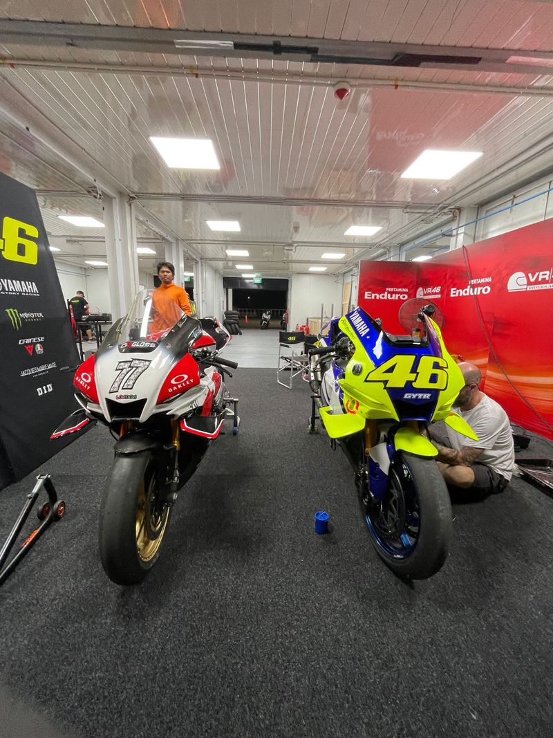 Array,Ada Yamaha R1 Merah Samping Motor Rossi di Sirkuit Mandalika, Punya Siapa?