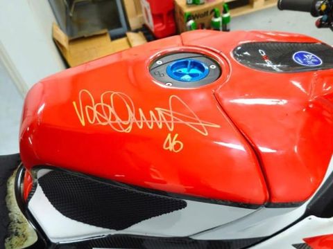 Array,Ada Yamaha R1 Merah Samping Motor Rossi di Sirkuit Mandalika, Punya Siapa?