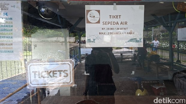 Array,Wisata Murah Meriah di Depok, Keliling Situ Jatijajar Naik Perahu Bebek Rp 20.000