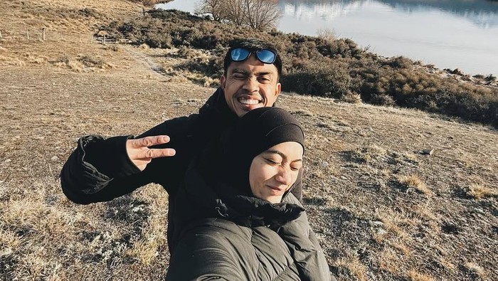Tips Liburan Nyaman ala Ayudia Bing Slamet, Bisa Dicontek Nih!, 1. Berburu Cuaca Dingin dan Berpakaian Nyaman, 2. Destinasi yang Ramah bagi Wisatawan Muslim, 3. Cari Tempat yang Menarik dan Jangan Ragu Menggunakan Stroller, 4. Menikmati Keindahan Berjalan-jalan di Pasar Lokal, 5. 'Coffee Hopping' Jadi Agenda Wajib