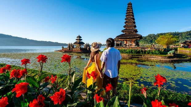 7 Cara Menikmati Hari Valentine Bersama Si Dia di Indonesia, 1. Bali - Wisata Romantis, 2. Yogyakarta - Wisata Budaya dan Sejarah, 3. Train Date, 4. Belitung - Surga Tersembunyi, 5. Jakarta - Valentine Ala Urban, 6. Plesir Romantis ke Pegunungan Indonesia, 7. Sumba - Wisata Alam dan Budaya Eksotis