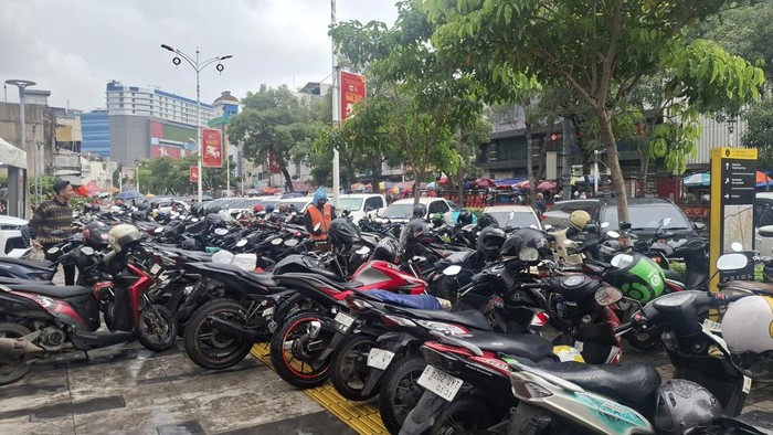 Array,Viral di Medsos Bayar Parkir Mau Digabung ke STNK Mulai 2027, Ini Faktanya