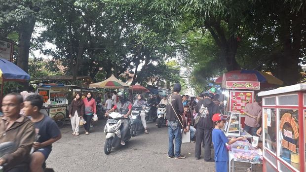 Array,Keseruan Berburu Takjil di Taman Merdeka Depok