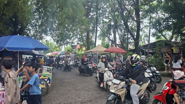 Array,Keseruan Berburu Takjil di Taman Merdeka Depok