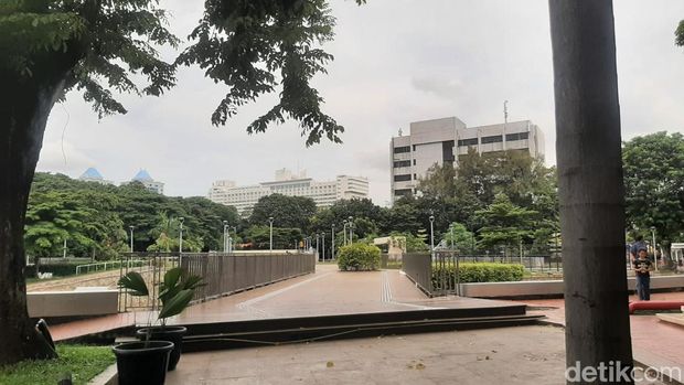 Rekomendasi 5 Spot Ngabuburit di Masjid Istiqlal, 1. Lapangan Basket Kahf, 2. Area Bermain Anak, 3. Taman Depan Pintu Al-Fattah, 4. Perpustakaan Masjid Istiqlal, 5. Pelataran Masjid Istiqlal