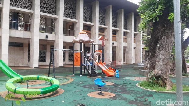 Rekomendasi 5 Spot Ngabuburit di Masjid Istiqlal, 1. Lapangan Basket Kahf, 2. Area Bermain Anak, 3. Taman Depan Pintu Al-Fattah, 4. Perpustakaan Masjid Istiqlal, 5. Pelataran Masjid Istiqlal