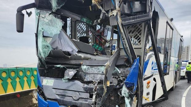 Array,Pelajaran Insiden 'Adu Banteng' 2 Bus TJ di Jalur Langit Koridor 13