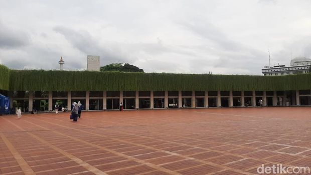 Rekomendasi 5 Spot Ngabuburit di Masjid Istiqlal, 1. Lapangan Basket Kahf, 2. Area Bermain Anak, 3. Taman Depan Pintu Al-Fattah, 4. Perpustakaan Masjid Istiqlal, 5. Pelataran Masjid Istiqlal