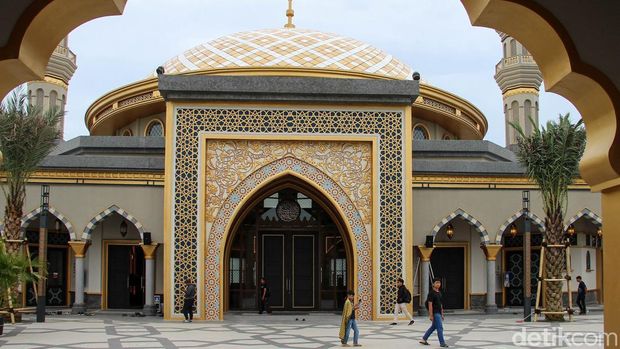 Array,PIK Tak Hanya Punya Kuliner dan Wisata, Ada Masjid Al Ikhlas yang Memikat