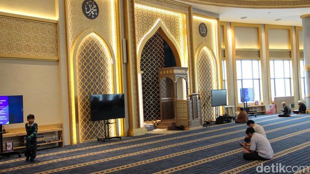 Array,PIK Tak Hanya Punya Kuliner dan Wisata, Ada Masjid Al Ikhlas yang Memikat