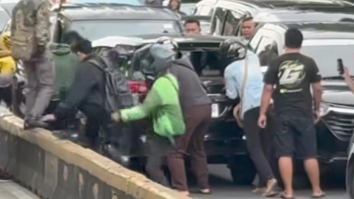 Array,Calya Ugal-ugalan Kabur saat Disetop Polisi: Lawan Arah hingga Tabrak Mobil-motor