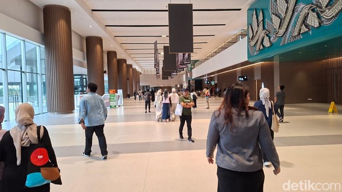 Panduan Lengkap untuk Menuju NICE PIK 2: Naik KRL, MRT, atau TransJakarta!, Kendaraan Pribadi, Menggunakan TransJakarta, Menggunakan KRL Commuter Line &amp; MRT, Menggunakan PIK Shuttle Bus