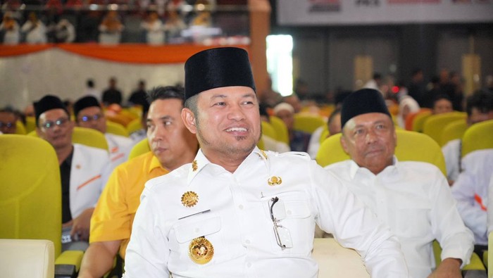 Array,Gubernur Kaltim Kembalikan Mobil Dinas Rp 8,5 Miliar
