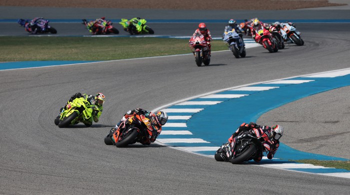 Array,Hasil MotoGP Thailand: Bezzecchi Juara, Marquez Gagal Finis karena Ban Bocor