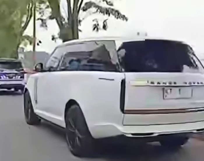 Array,Katanya Dikembalikan, Gubernur Kaltim Kok Pakai Range Rover Berpelat KT 1?