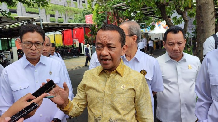 Array,Krisis BBM Dunia, Menteri Bahlil Sebut Pemerintah Cari Solusi Terbaik Buat Rakyat
