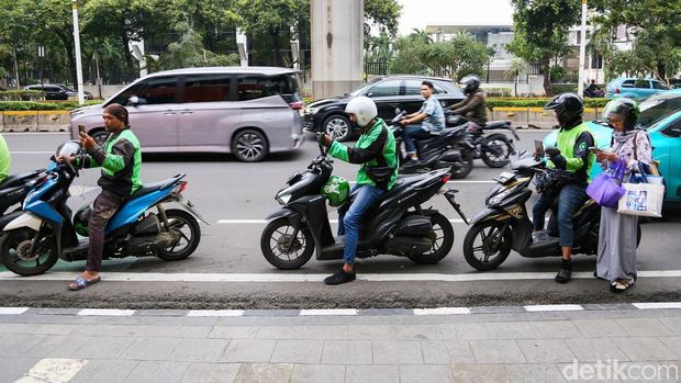 Array,Prabowo 'Pamer', Baru di Eranya Ojol Dapet THR