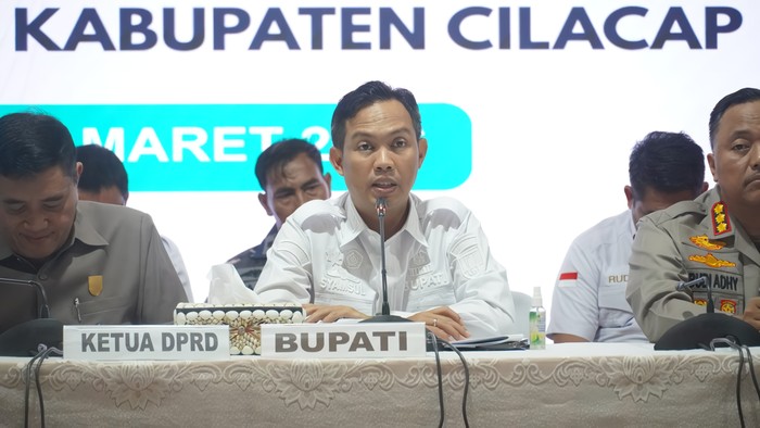 Array,Intip Garasi Bupati Cilacap Syamsul Auliya yang Kena OTT KPK