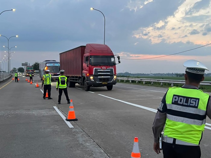 Array,Duh! Masih Ada Truk Melintas saat Pembatasan di Arus Mudik