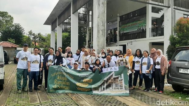 Array,Intip Arsitektur Unik Masjid Jami Al Huriyyah yang Mepet Stasiun Pasar Minggu