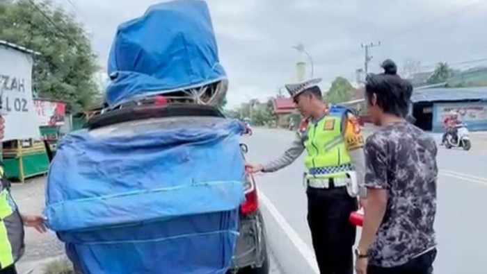 Array,Avanza Angkut 12 Orang dan Motor di Atap, Pintu Bagasi Terbuka-Ditutupi Terpal