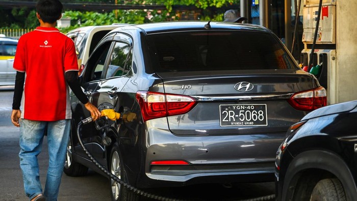Array,Krisis BBM, Myanmar Batasi Isi Bensin Mobil Pakai Sistem Ganjil Genap