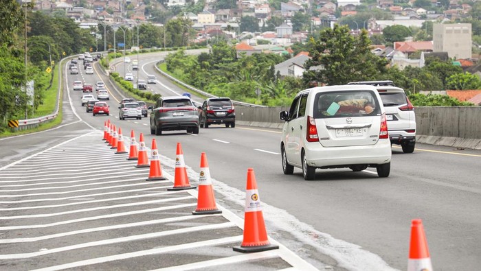 Array,Pejabat Ini Dicopot Gegara Mudik Pakai Mobil Dinas Pelat Merah