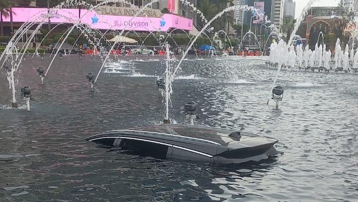 Array,Mobil Listrik BYD M6 Nyemplung ke Kolam Bundaran HI, Ini Sebabnya