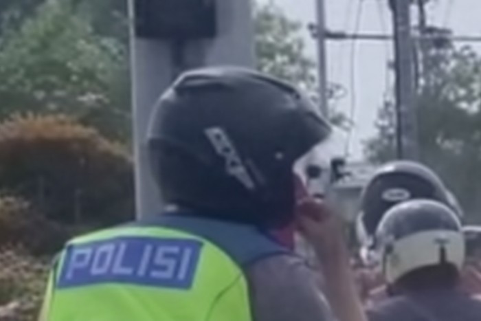 Array,Viral Oknum Polisi Ngerokok di Motor, Langsung Disemprot Warga