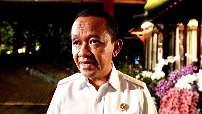 Array,Bahlil Bagi Pengalaman Jadi Sopir Angkot: 50 Liter/Hari Tangki Penuh!