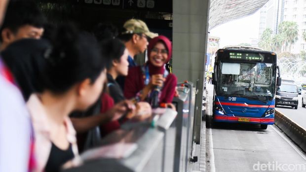 Array,Kritik Aturan WFH Demi Hemat BBM, DPR Minta Transportasi Umum Dibenahi
